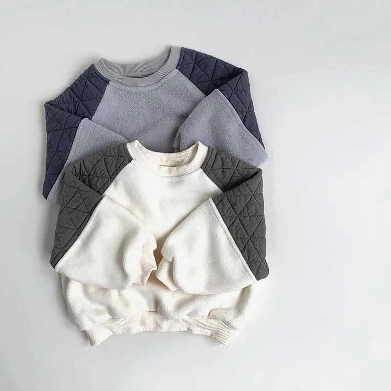 Modelo infantil mostrando sudadera de terciopelo beige
