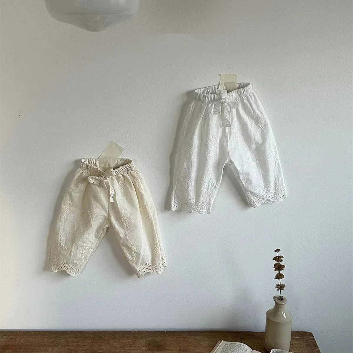 MILANCEL Pantalones de bebé con encaje floral para primavera - imagen 3