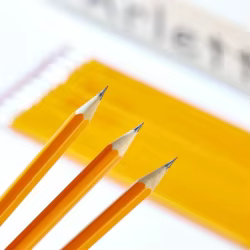 Lápices de madera amarillos con borrador para dibujo escolar