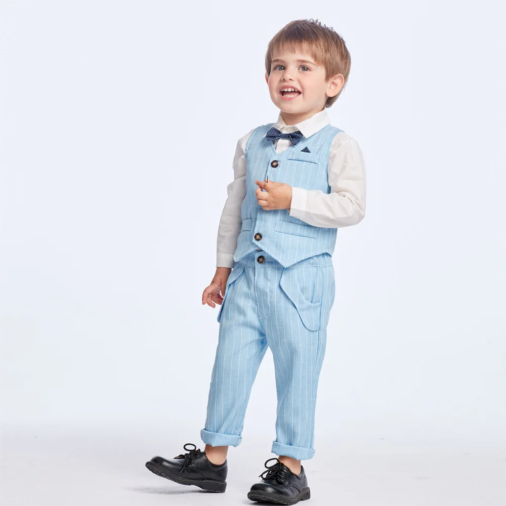 Niño con traje formal azul de tres piezas