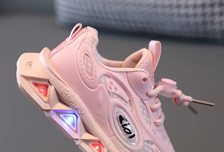Niño caminando con las zapatillas encendidas