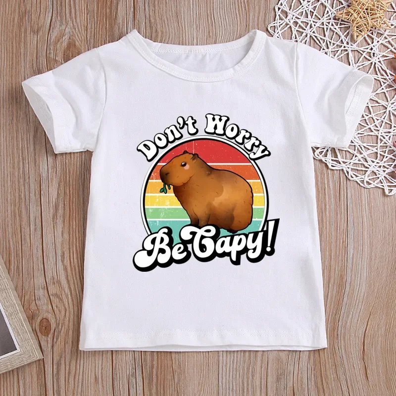 Niños jugando con la camiseta capibara