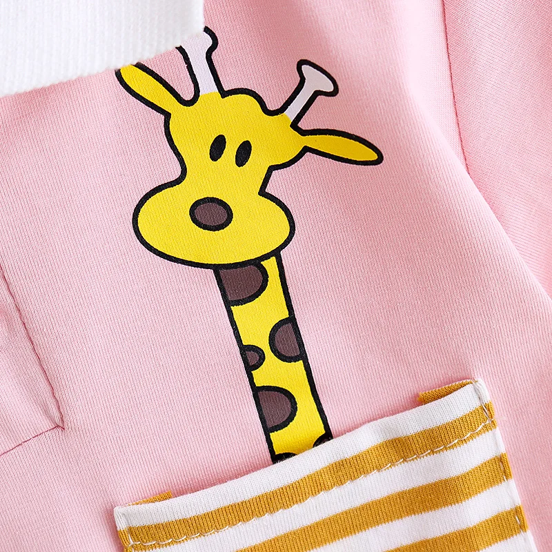 Modelo infantil llevando el conjunto de verano