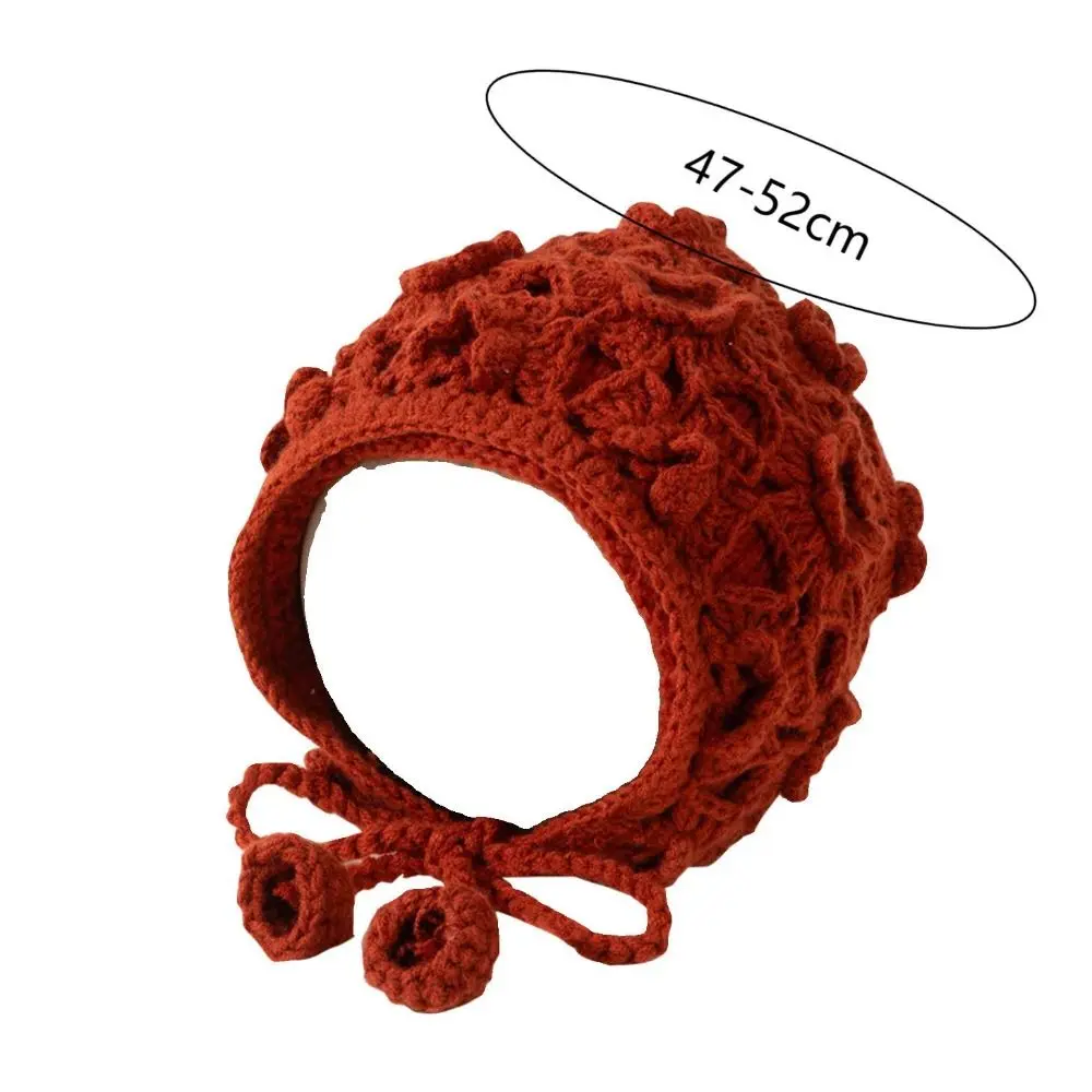 Gorro tejido con flores caladas en tonos cálidos