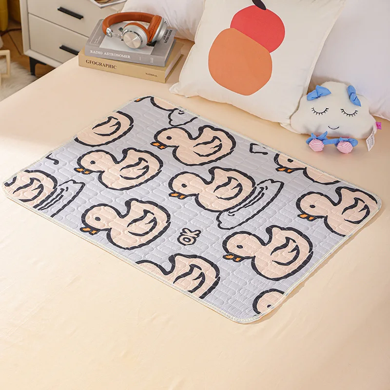 Protector extendido sobre la cama lista para usar