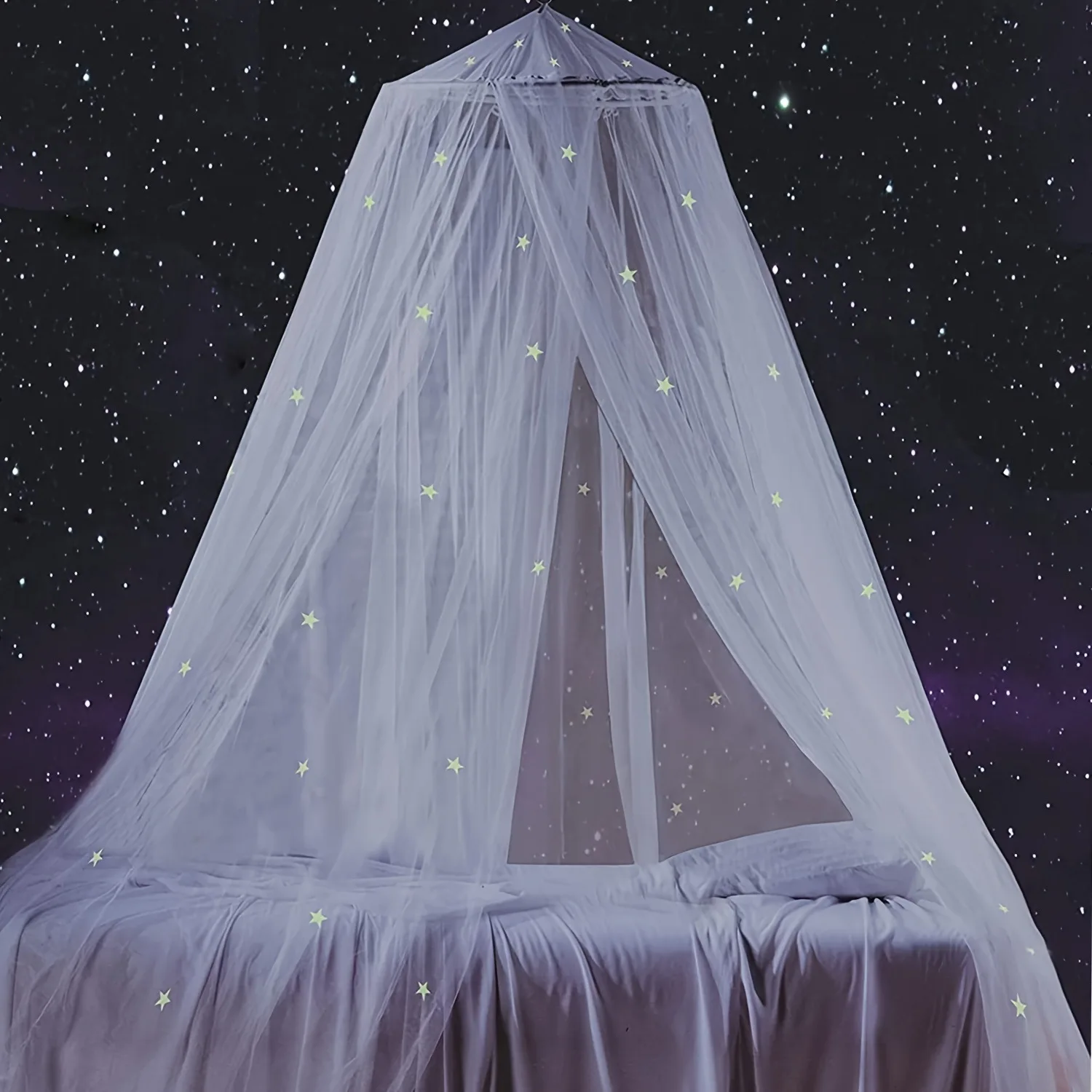 Detalle de estrellas adhesivas y techo luminoso