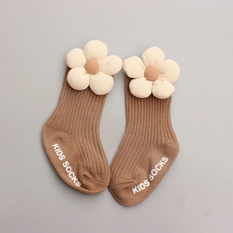 Gorro y calcetines florales para bebé Recién nacido - imagen 2