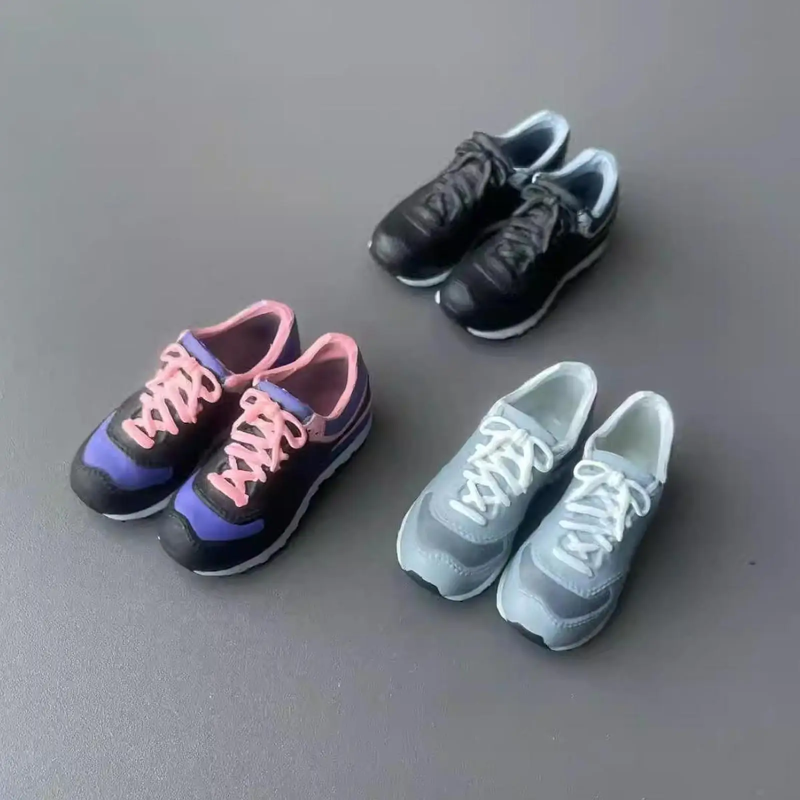 Detalle frontal de las zapatillas deportivas para muñecas 1/6