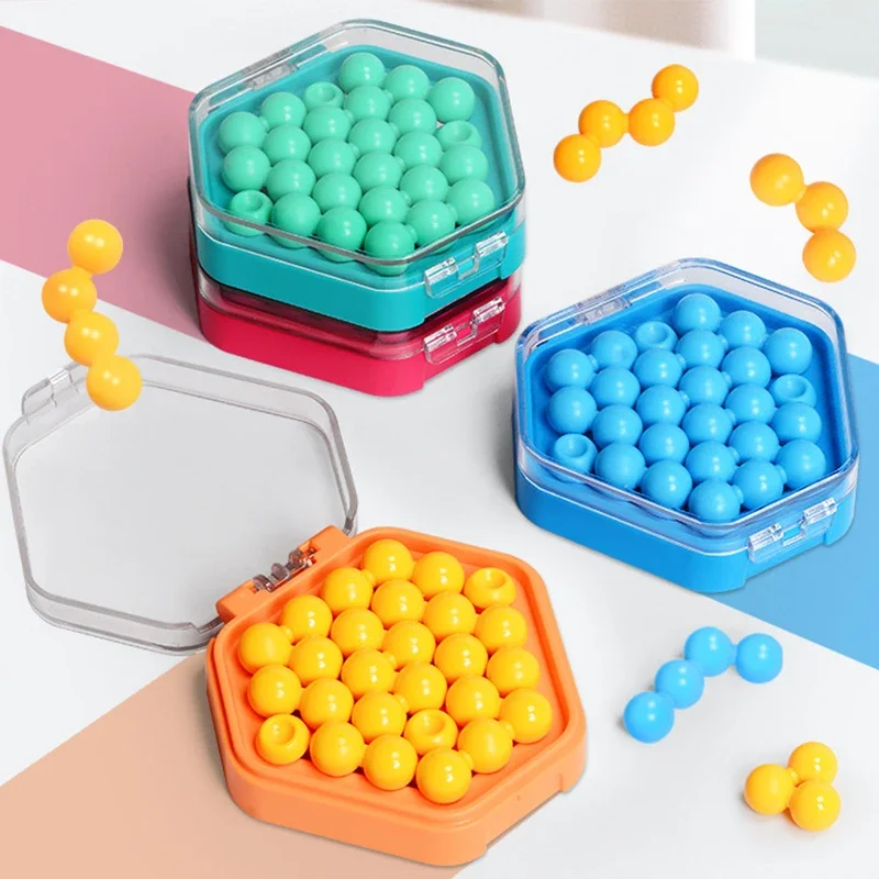 Mini rompecabezas Montessori de bolsillo para niños mostrando sus piezas de cuentas y tablero IQ