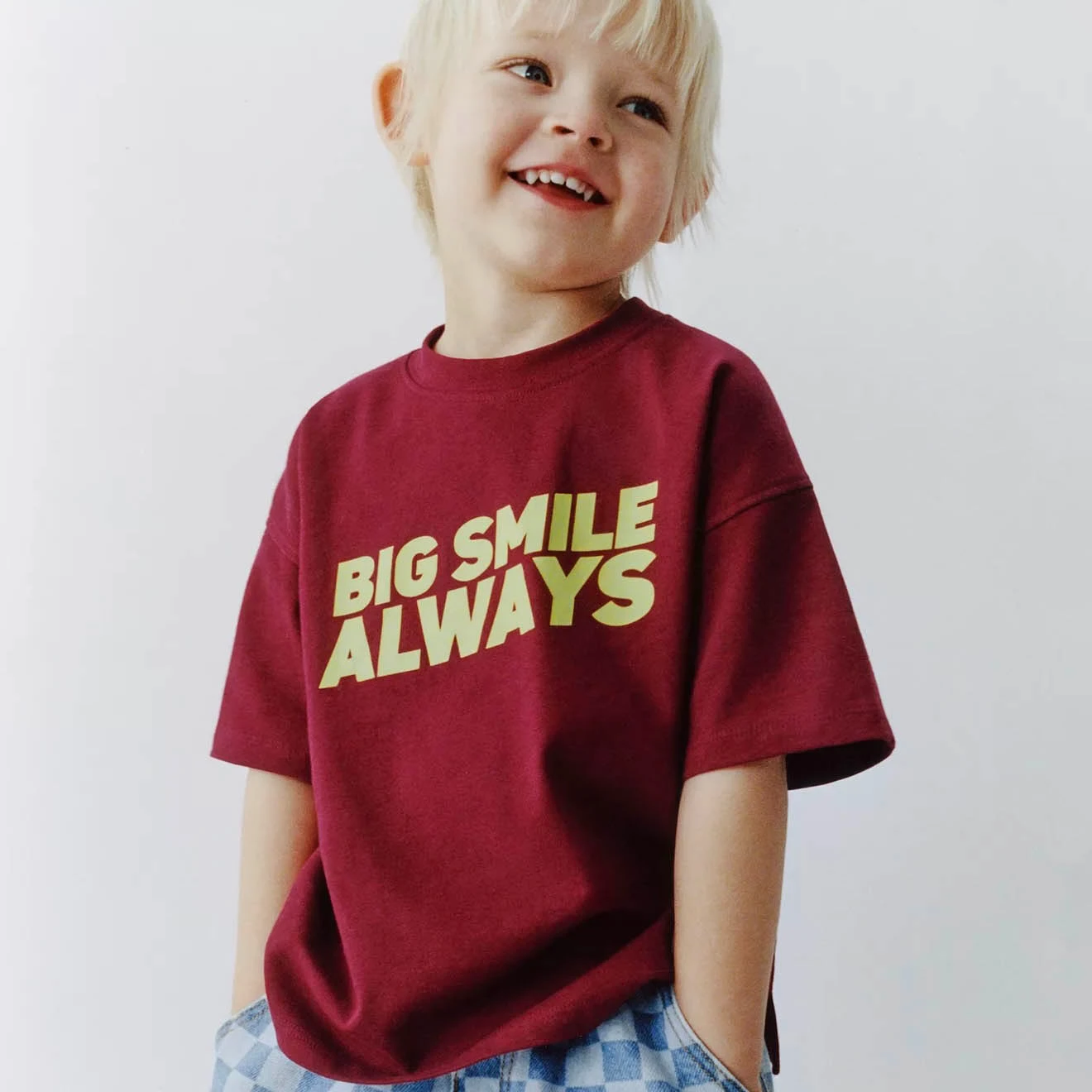 Camiseta de algodón con estampado de letras y cuello redondo