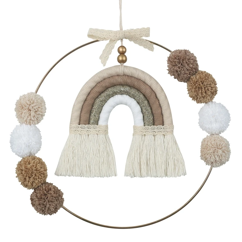Detalle del arcoíris de macramé con pompones y anillo metálico
