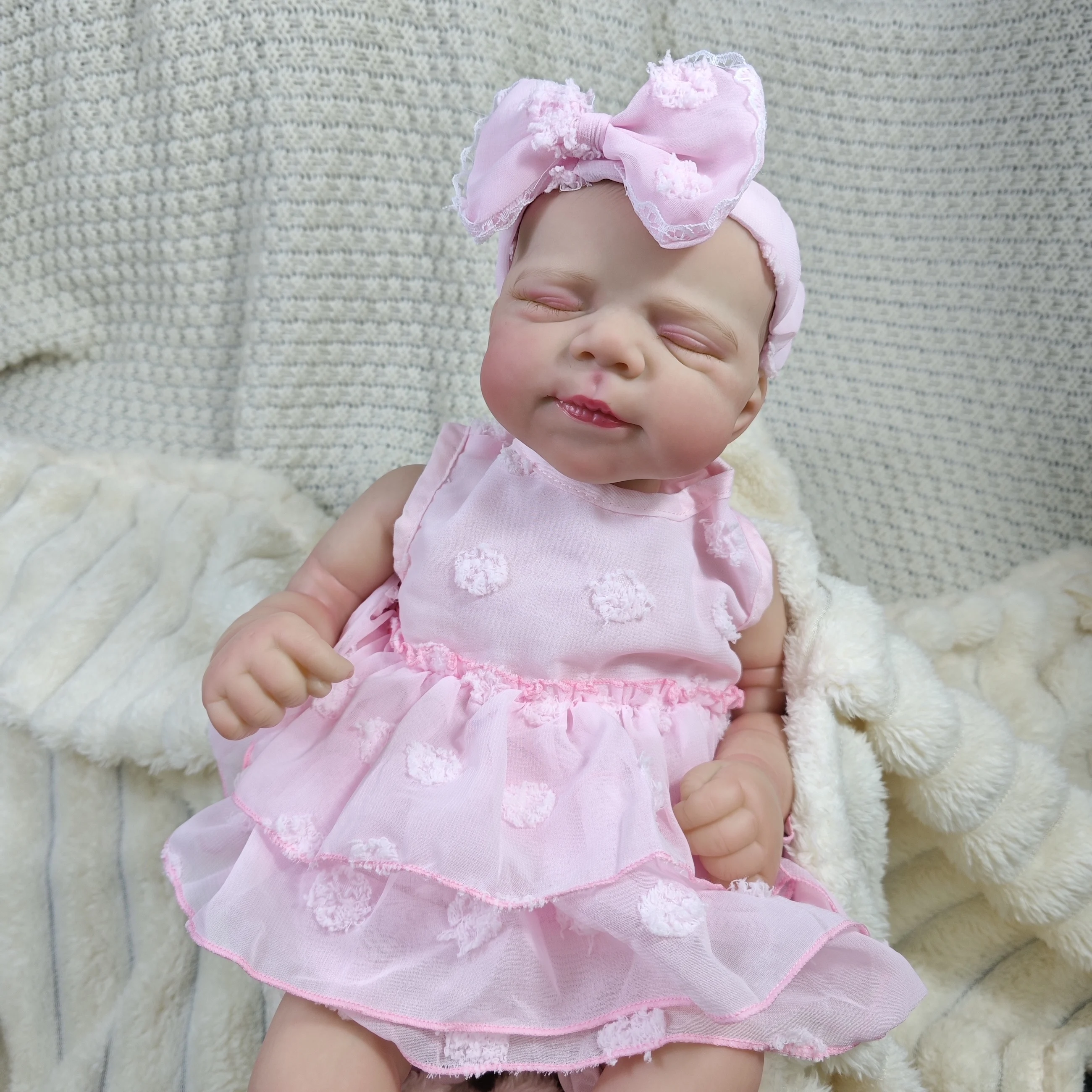 Muñeca Reborn con detalles faciales realistas