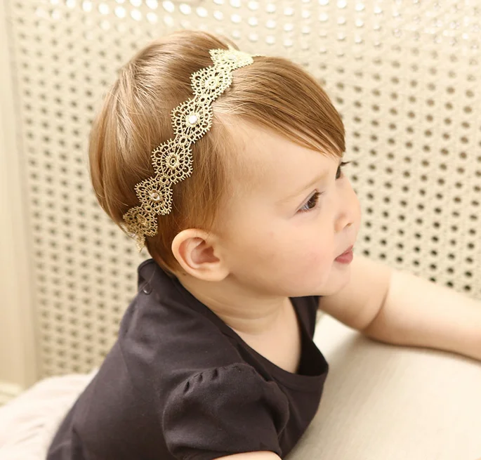Diadema floral de encaje para bebé con orejas de princesa y pompones - imagen 4