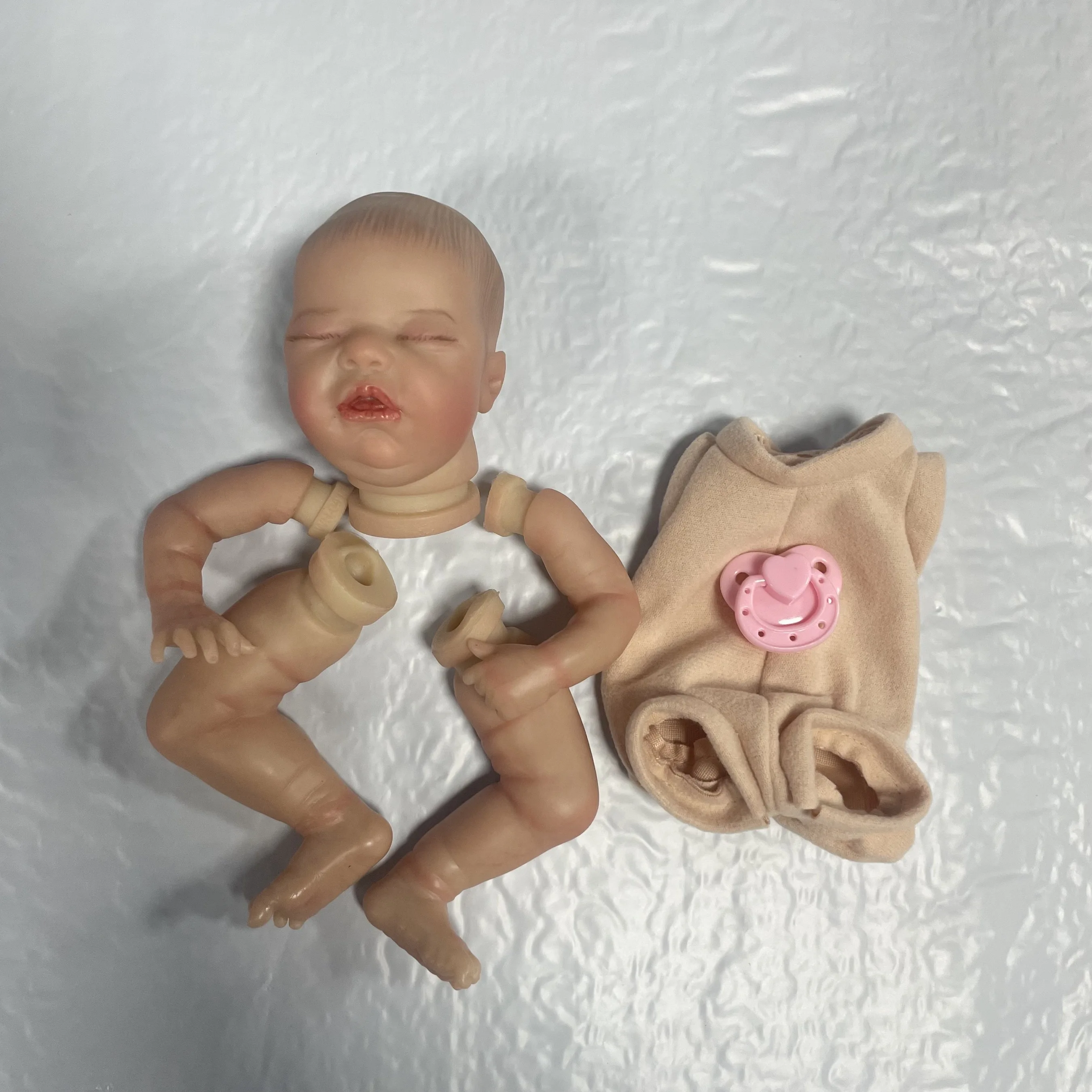 Muñeca realista Wee con cuerpo de tela y acabado pintado - imagen 4