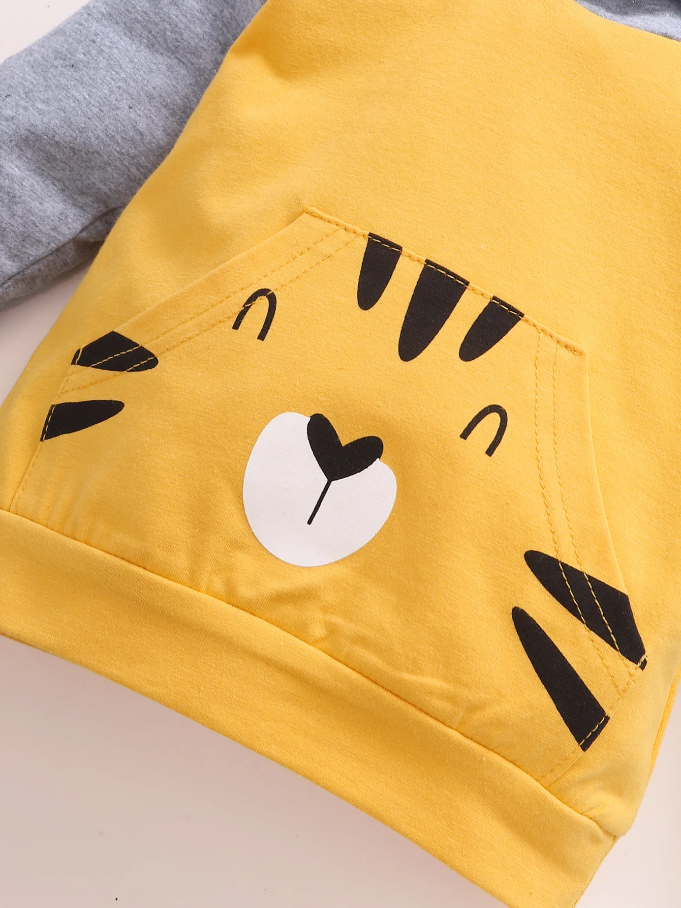 Conjunto polar bebé con capucha y pantalón tiger – Invierno