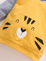 Conjunto polar bebé con capucha y pantalón tiger – Invierno