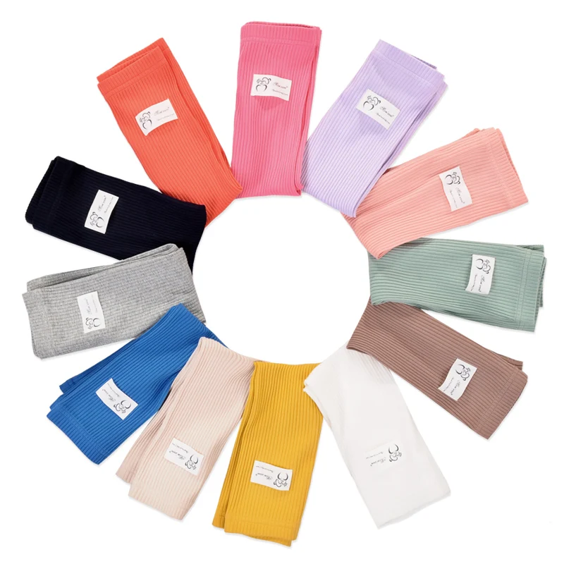 Leggings multicolor para niña en uso