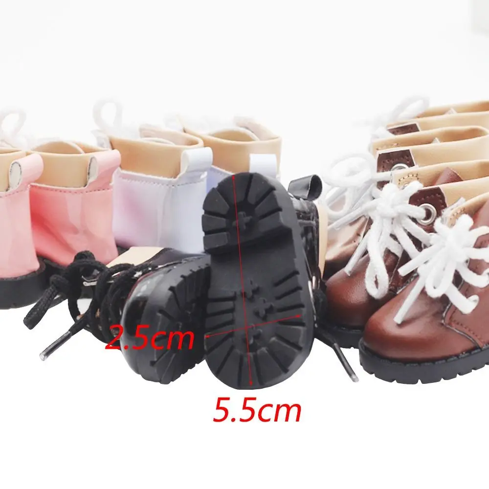 Detalle de costura de botas Martin para muñeca