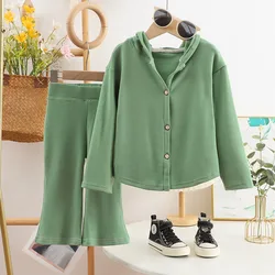 Conjunto infantil con capucha y pantalón acampanado