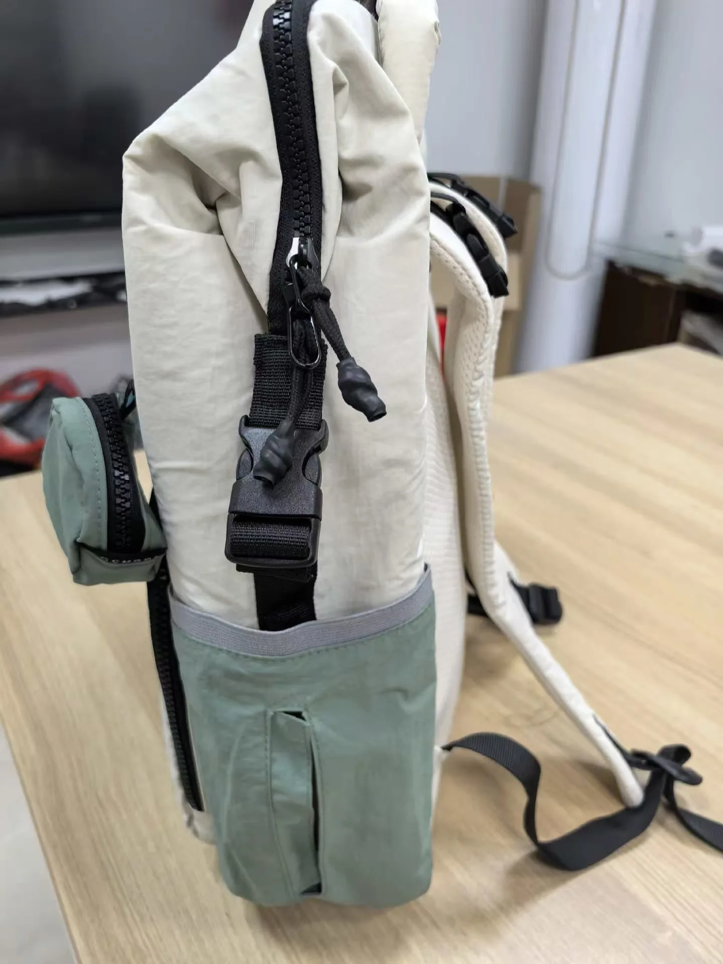 Detalle de la correa para carrito y asas superiores