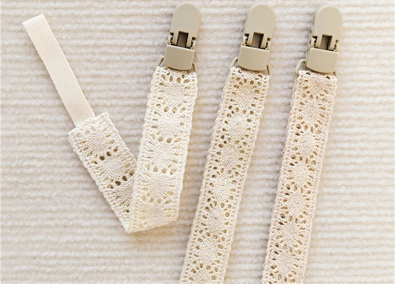 Cadena con encaje de tela y clip