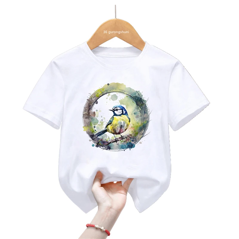 Niña usando la camiseta en un parque