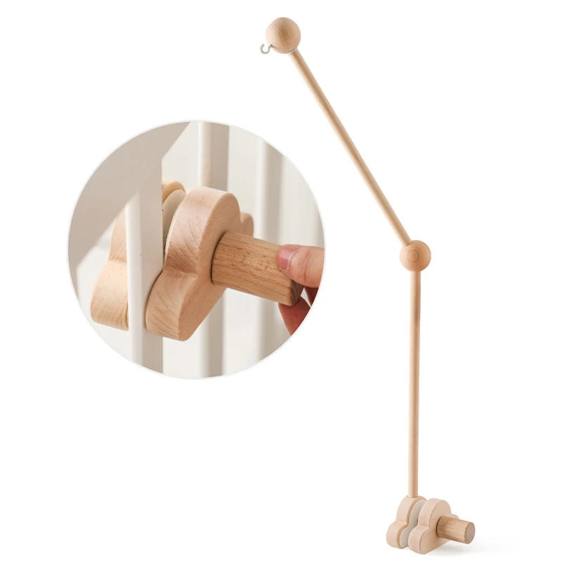 Sonajeros de madera y algodón en forma de nube sobre crib