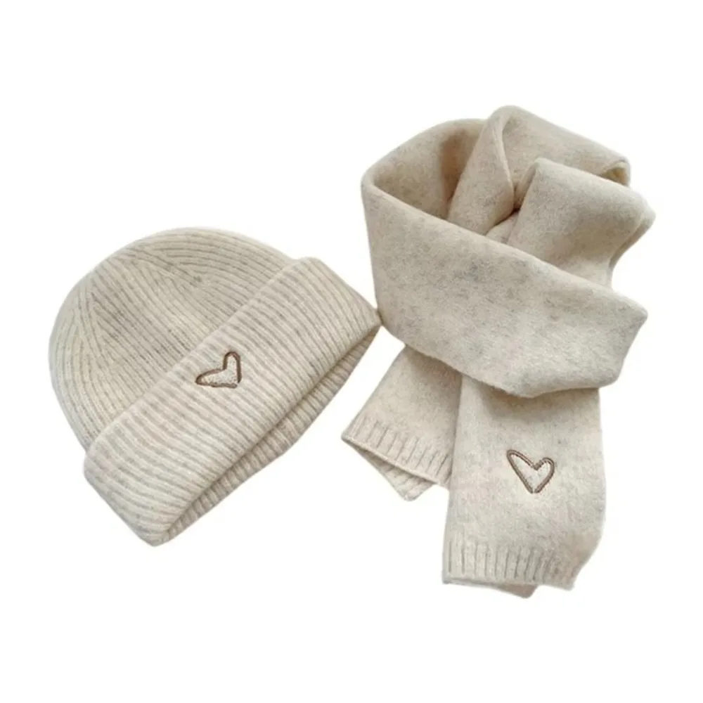 Conjunto gorro y bufanda de punto cálido con corazón bordado - imagen 3