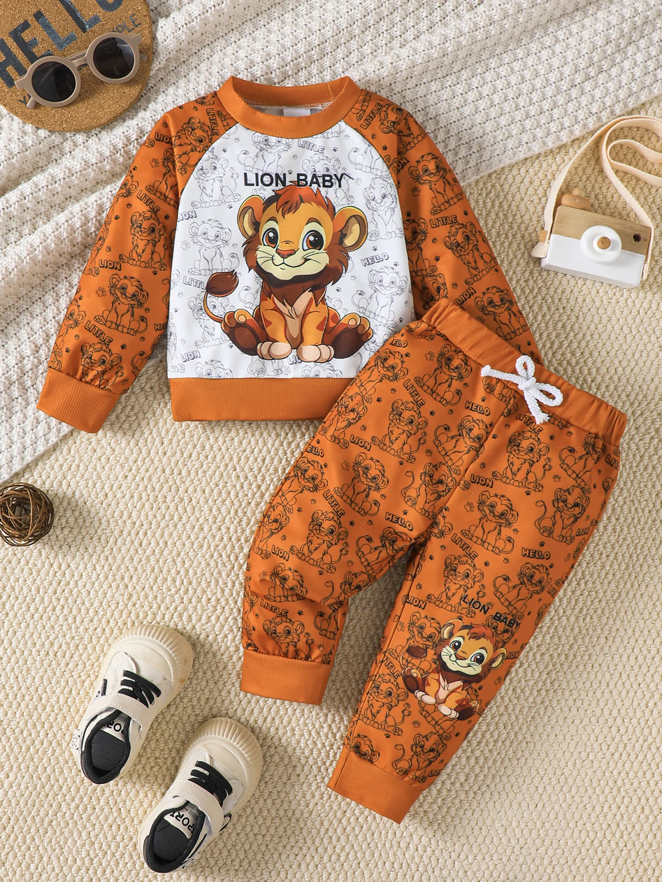 Conjunto infantil de león para primavera: sudadera y pantalón - imagen 3