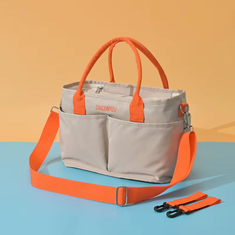 Bolso cambiador con ganchos para cochecito y bandolera cruzada - imagen 5