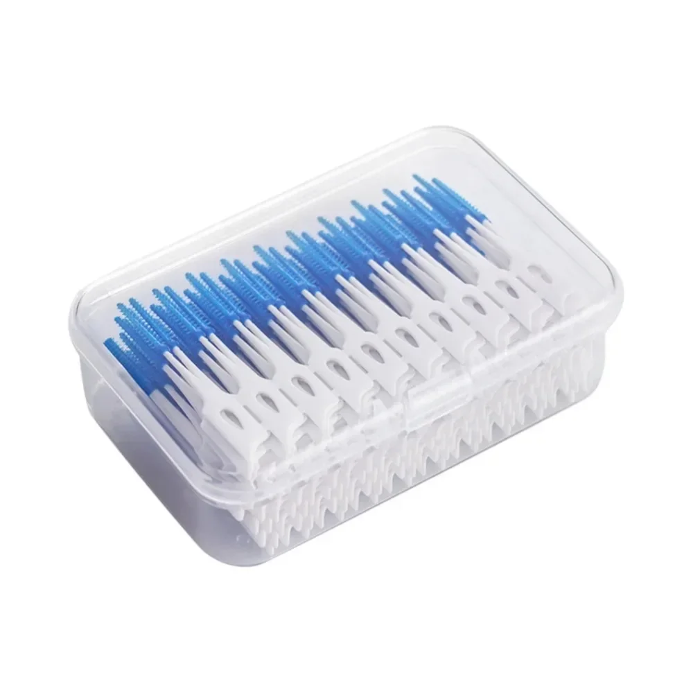 Vista en mano mostrando el tamaño y ergonomía del set interdental