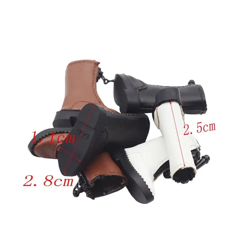 Botas de cuero para muñeca Obitsu 11 en vista frontal