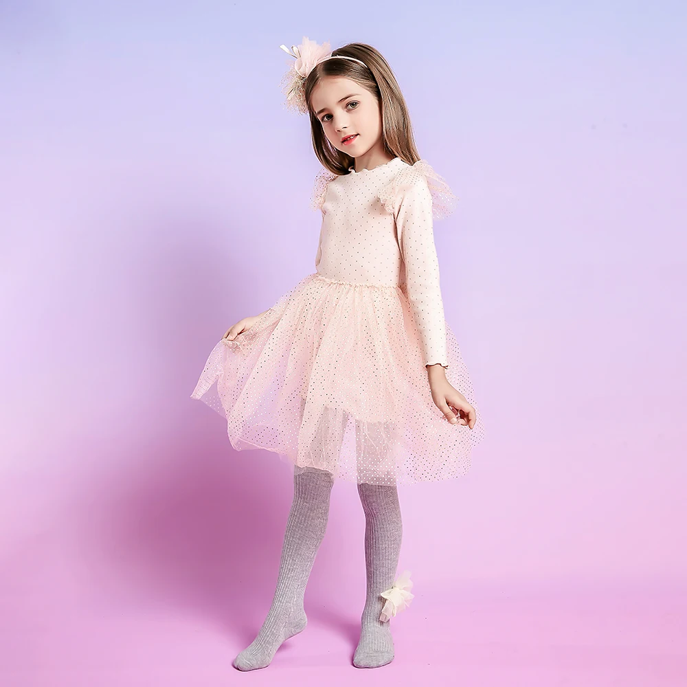 Niña vistiendo vestido de fiesta en evento