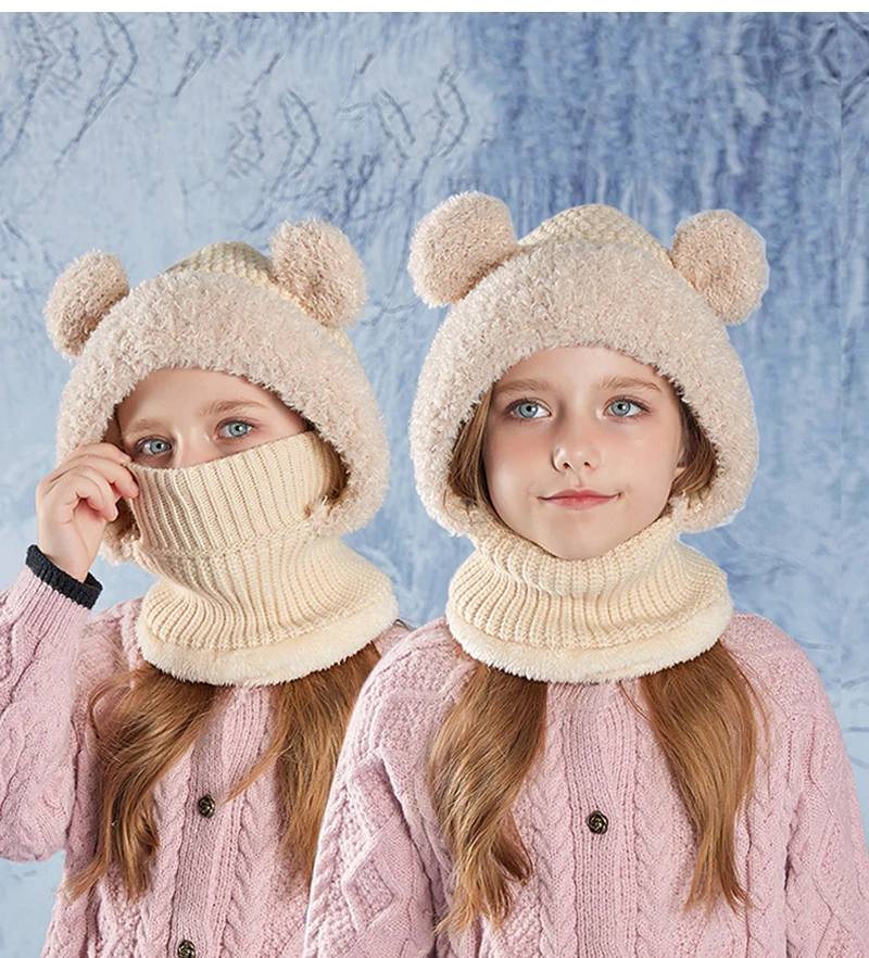 Gorro de oso gris puesto en niño