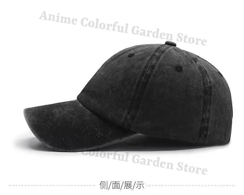 Detalle de gorra con motivos animados