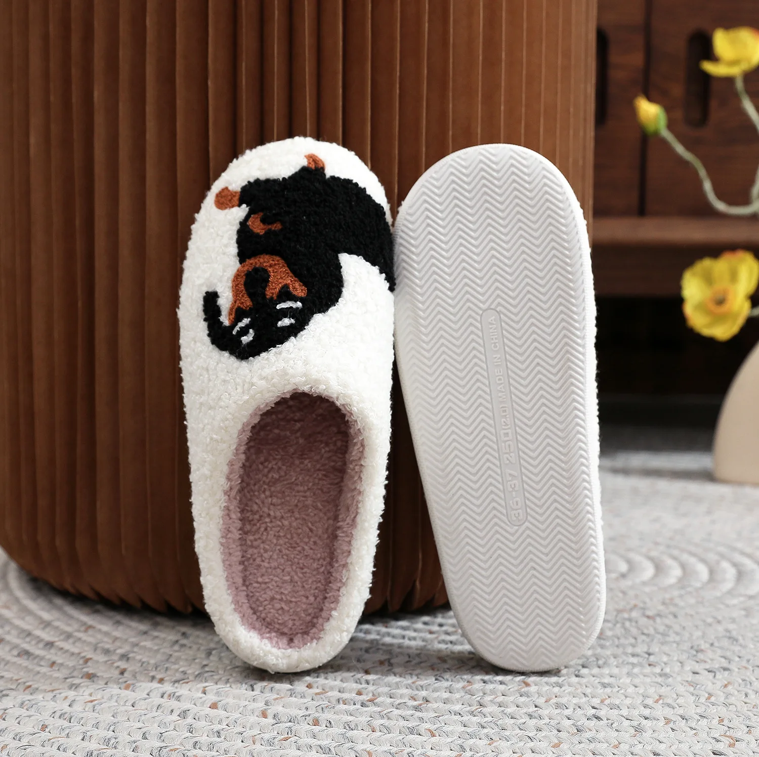 Pantuflas de casa peludas bordadas para invierno – unisex - imagen 3