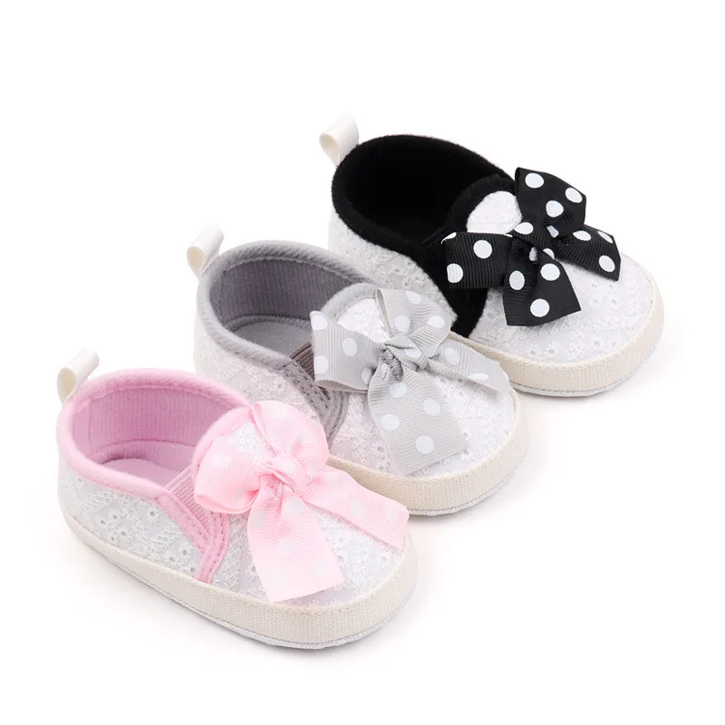 Zapatos de bebé en gris con suela antideslizante