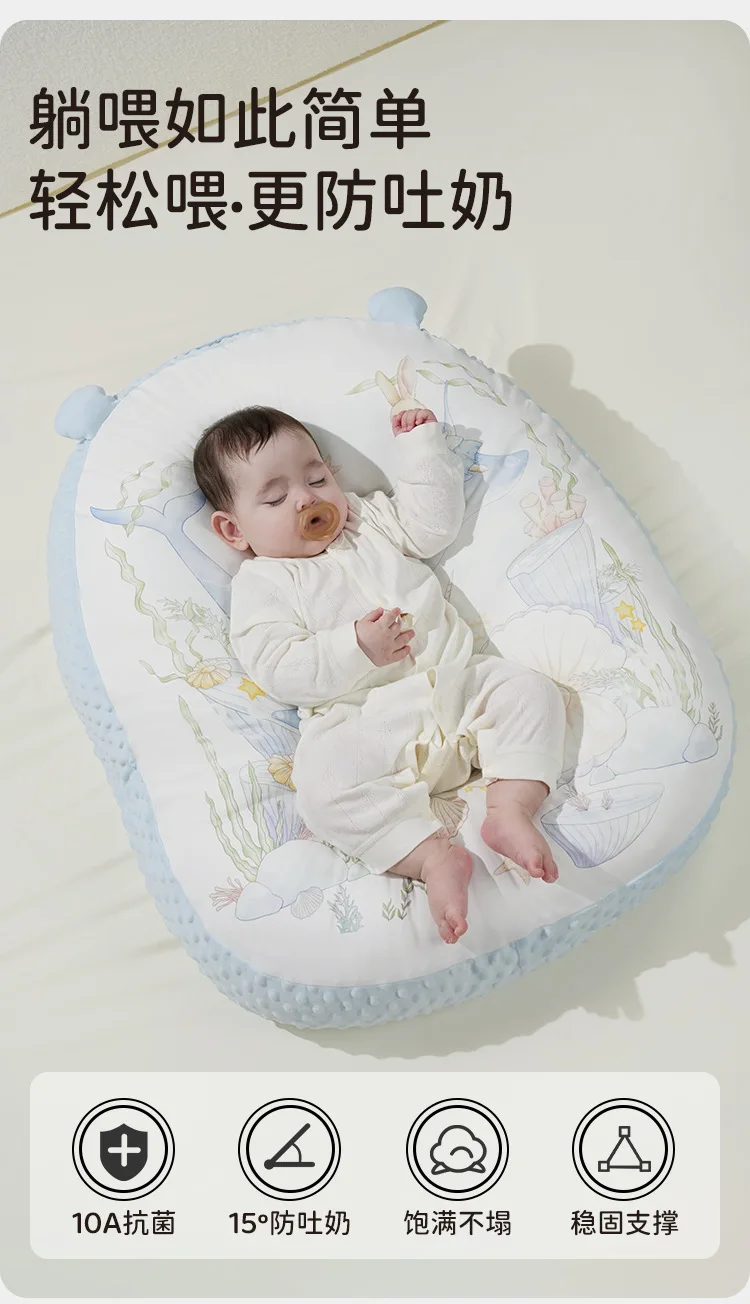Almohada inclinada para bebé en postura de apoyo