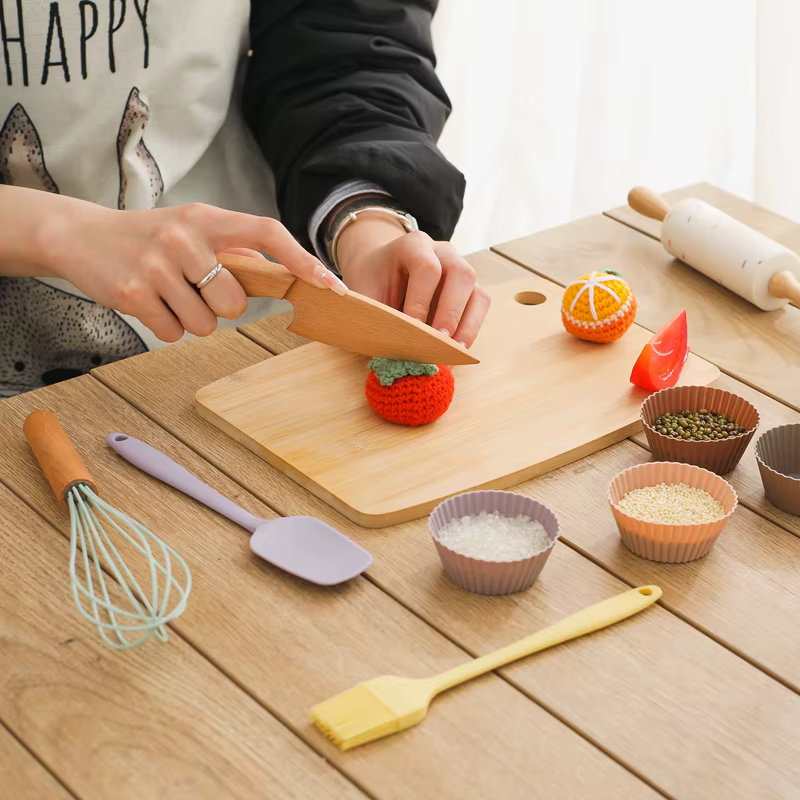 Juego de cocina Montessori infantil con delantal - imagen 4