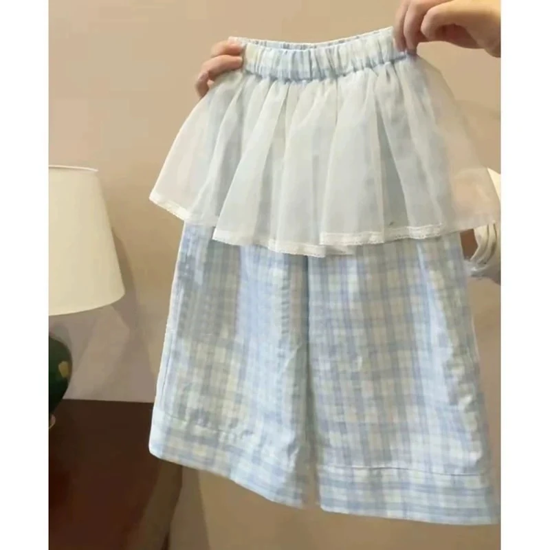 Niña usando los pantalones de malla en un entorno casual