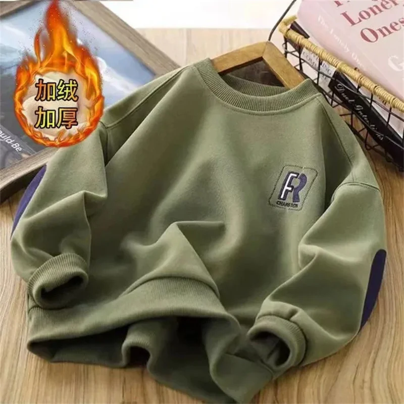 Sudadera infantil en verde kaki con detalle de manga