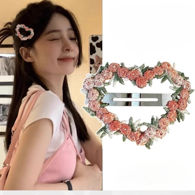 Horquilla infantil con flores bordadas y forma de corazón rosa