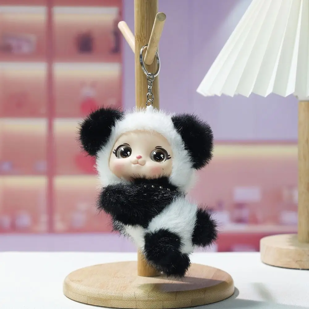 Vista del peluche como decoración de escritorio