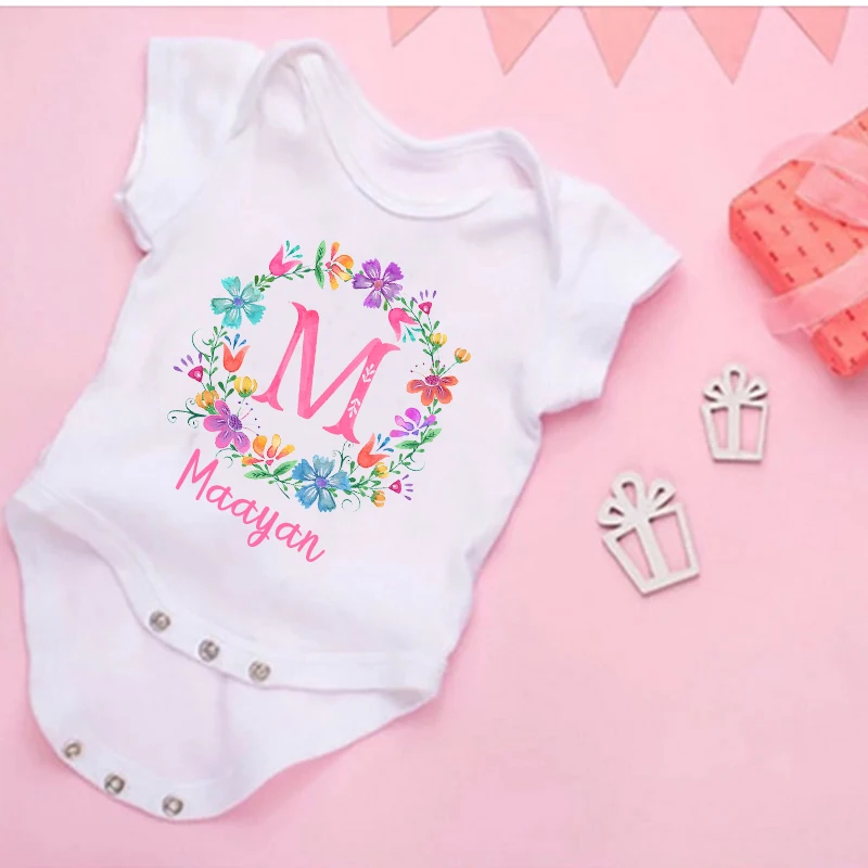 Mono personalizado con corona de flores para niña – Regalo bebé recién nacida - imagen 4