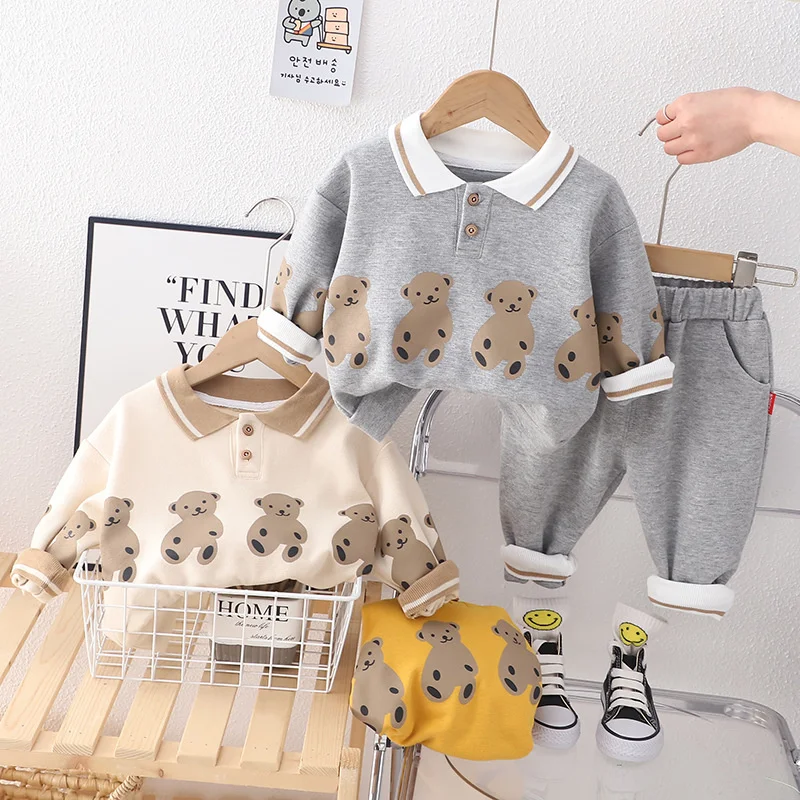 Camiseta y pantalón infantil en beige, gris y amarillo