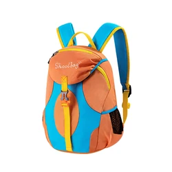 Mochila infantil de rayas coloridas en nailon resistente