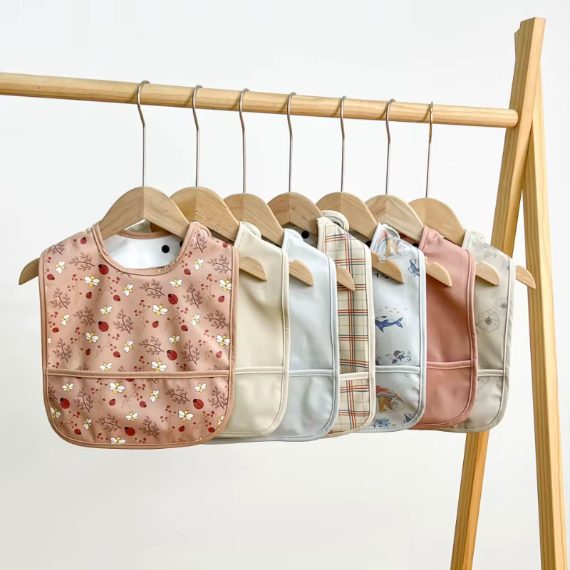 Baberos impermeables de PU para bebé con dibujos animados y bolsillo - imagen 5