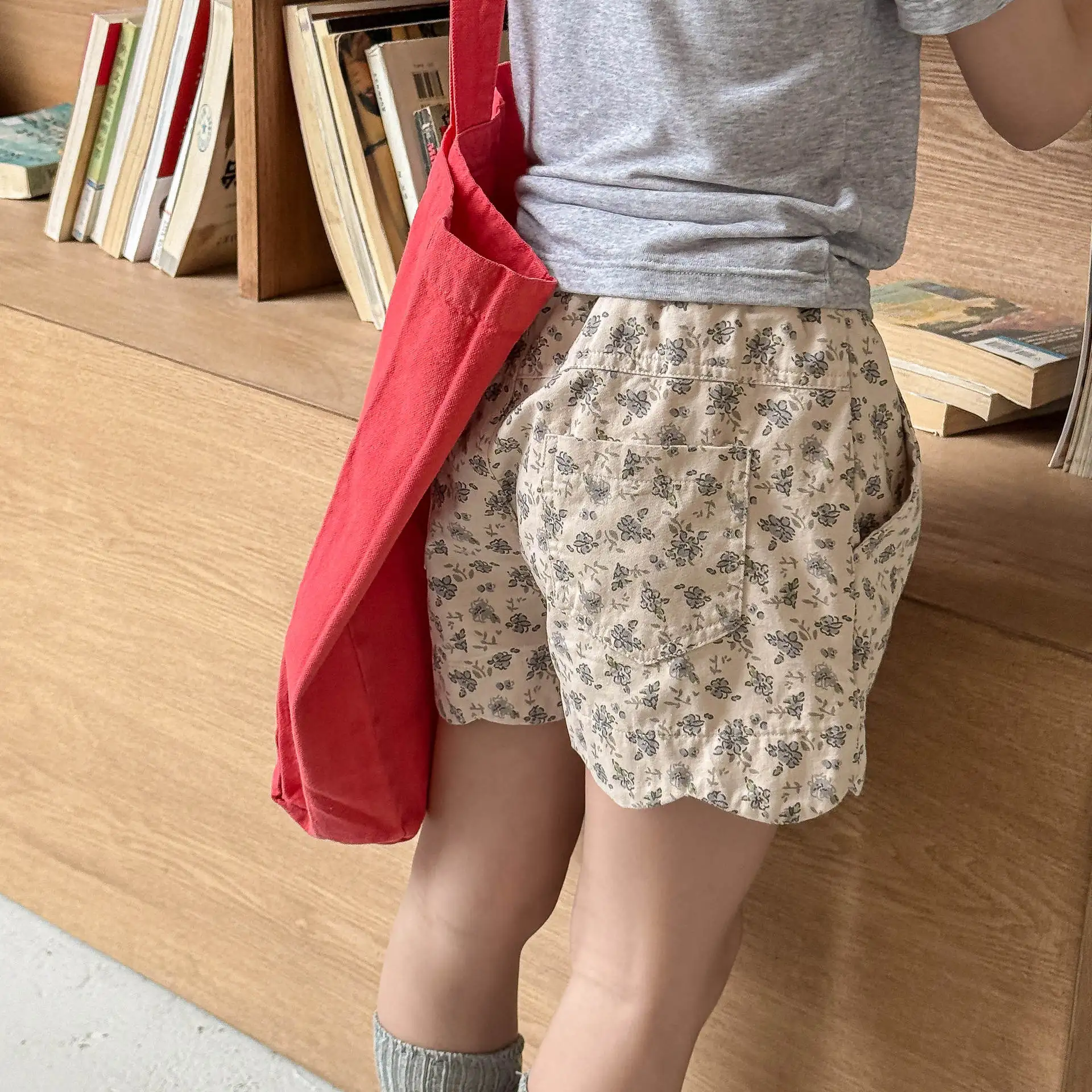 Vista lateral shorts niños