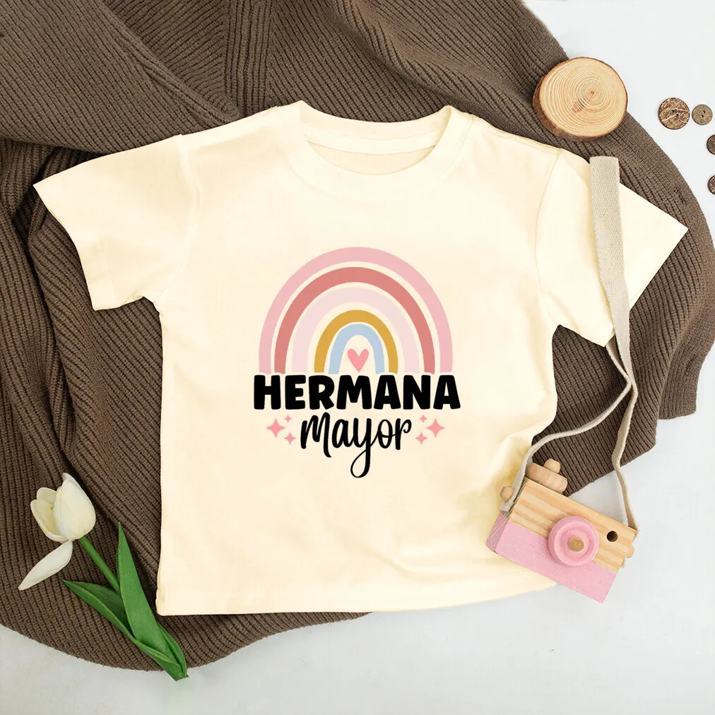 Niña con la camiseta arcoíris puesta