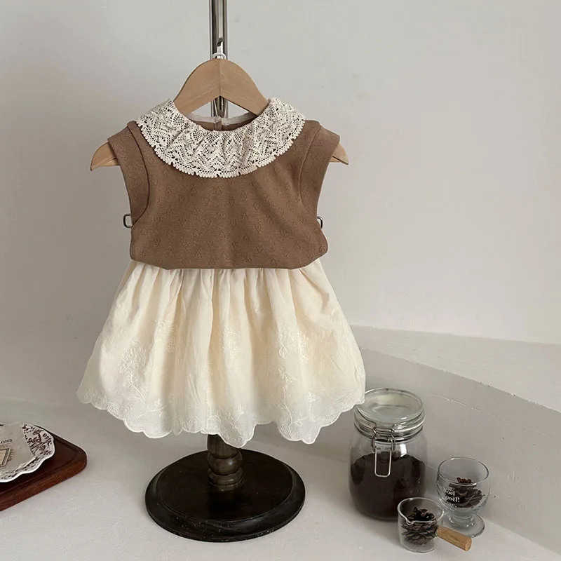 Camiseta sin mangas para bebé con cuello de encaje y motivo de corazón